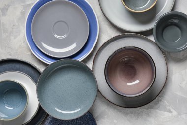 Gri arkaplanda farklı temiz plakalar