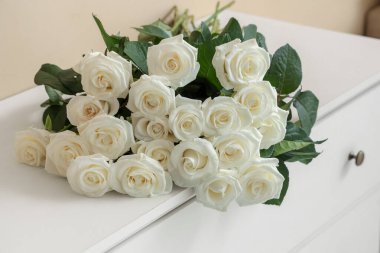 Güzel beyaz güller buketi çekmecelerin üstünde