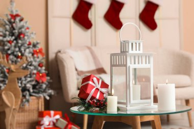 Noel feneri, hediye kutuları ve oturma odasındaki mumlar.
