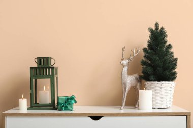 Fenerli Noel ağacı, hediye kutusu ve oturma odasında klozette mumlar.