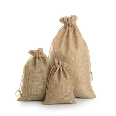 Beyaz arkaplanda tam torbalar izole edildi