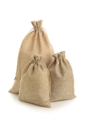 Beyaz arkaplanda tam torbalar izole edildi