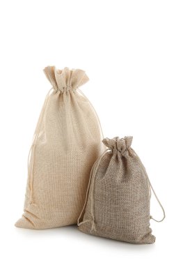 Beyaz arkaplanda tam torbalar izole edildi