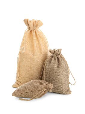 Beyaz arkaplanda tam torbalar izole edildi