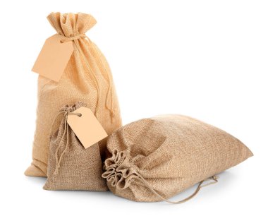 Beyaz arkaplanda boş etiketli tam torbalar