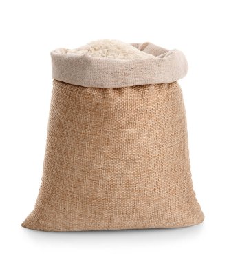 Beyaz arka planda çiğ pirinç çuvalı