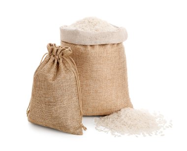 Beyaz arka planda çiğ pirinçli çuvallar
