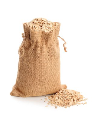 Beyaz arkaplanda çiğ yulaf ezmeli çuval