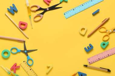 Sarı arka planda kırtasiye malzemesi olan harflerden yapılmış çerçeve. Nobel Ödül Günü