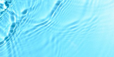 Mavi arkaplanda dalgalanmalar olan suyun dokusu, yakın plan