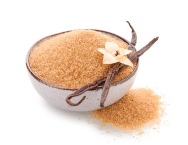 Beyaz arka planda bir kase tatlı vanilya şekeri