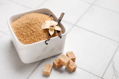 Beyaz arka planda bir kase tatlı vanilya şekeri