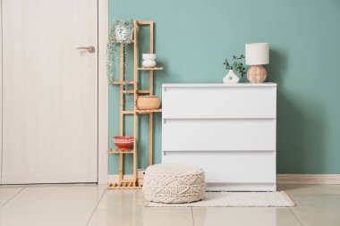 Odanın içinde klozette lamba, ayakta ve kapıda