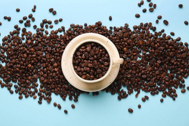 Mavi arka planda kahve çekirdekleri.