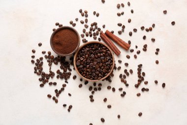 Kahve çekirdekli tarçın çubukları ve hafif arka planda pudra.