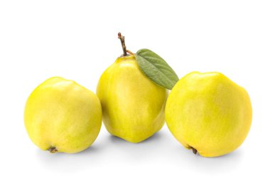 Beyaz arka planda yaprağı olan olgun ayva çiçekleri.