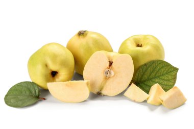 Beyaz arka planda kesilmiş ve yaprakları olan olgun ayvalar.