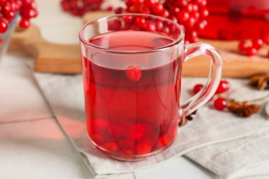 Beyaz fayanslı cam viburnum çayı.