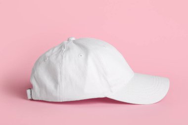 Pembe arkaplanda boş beyaz başlık