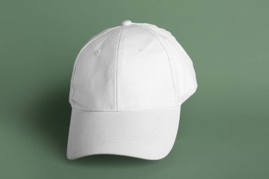 Yeşil arkaplanda boş beyaz başlık