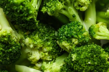 Arka plan olarak haşlanmış brokoli, yakın plan