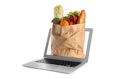 Laptop ve market poşeti beyaz arka planda. Yiyecek teslimatı kavramı