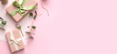 Pembe arkaplan üzerine ambalaj kağıdı ve metin için alanı olan hediye kutuları