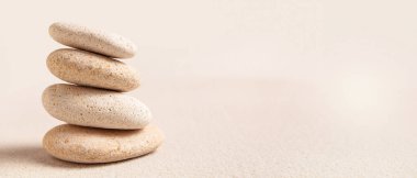 Işık arka planında çakıl yığını ve metin için boşluk. Zen kavramı