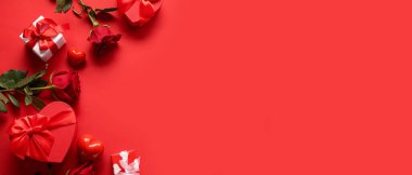 Güzel güller, kalpler ve hediyeler kırmızı arka planda ve metin için yer var. Sevgililer Günü kutlaması