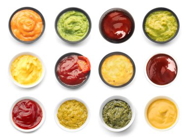 Beyaz arkaplanda birçok farklı sos kümesi, üst görünüm