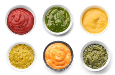 Beyaz arka plan üzerinde üst görünümden farklı soslar ayarla