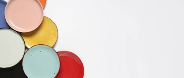 Metin için alanı olan beyaz arkaplan üzerindeki farklı plakalar