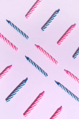 Leylak arkaplanda doğum günü mumları