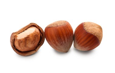 Beyaz arka planda kabuklu fındıklar