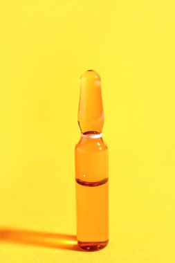 Sarı arkaplanda cam ampul