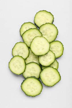 Mavi arka planda salatalık dilimleri