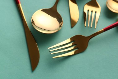 Yeşil arkaplanda şık çatal bıçak takımı