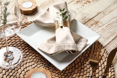 Mumlar ve hafif ahşap arka planda çingene çiçekleri olan güzel masa ayarları, yakın plan.