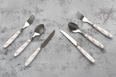 Gri grunge arka planda gümüş çatal bıçak takımı