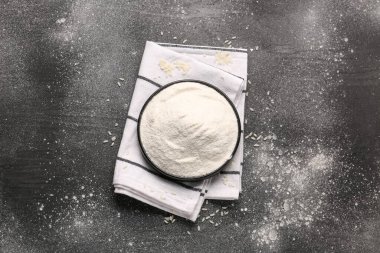 Pilav tabağı ve un ile grunge siyah arkaplan