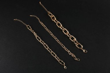 Siyah zemin üzerinde güzel zincir bilezikler