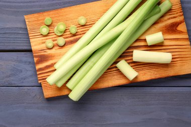 Mavi ahşap arka planda taze pırasa olan tahta.