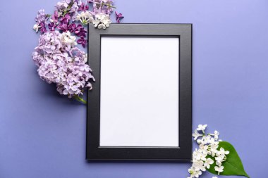 Güzel leylak çiçekleri ve mavi arkaplanda boş çerçeveli kompozisyon