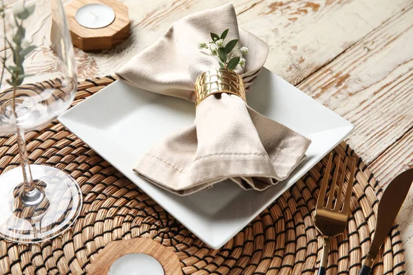 Mumlar ve hafif ahşap arka planda çingene çiçekleri olan güzel masa ayarları, yakın plan.