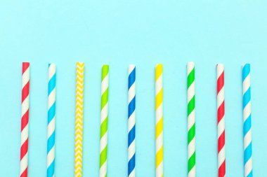 Mavi arka planda farklı kağıt içme pipetleri