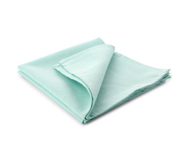 Katlanmış temiz peçeteler beyaz arkaplanda izole edildi