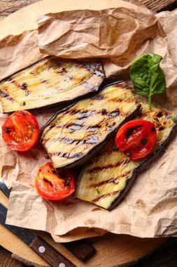 Lezzetli ızgara patlıcan ve parşömen üzerinde domates.