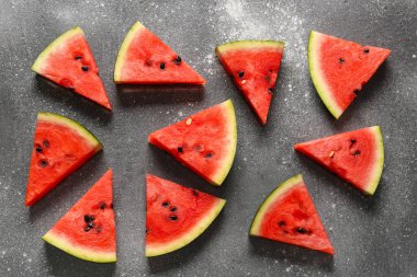 Gri arkaplanda taze karpuz parçaları