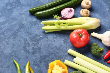 Mavi arka planda taze taze sebzeler, yakın plan.