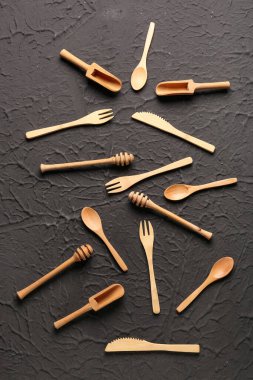 Siyah arka planda farklı ahşap mutfak aletleri